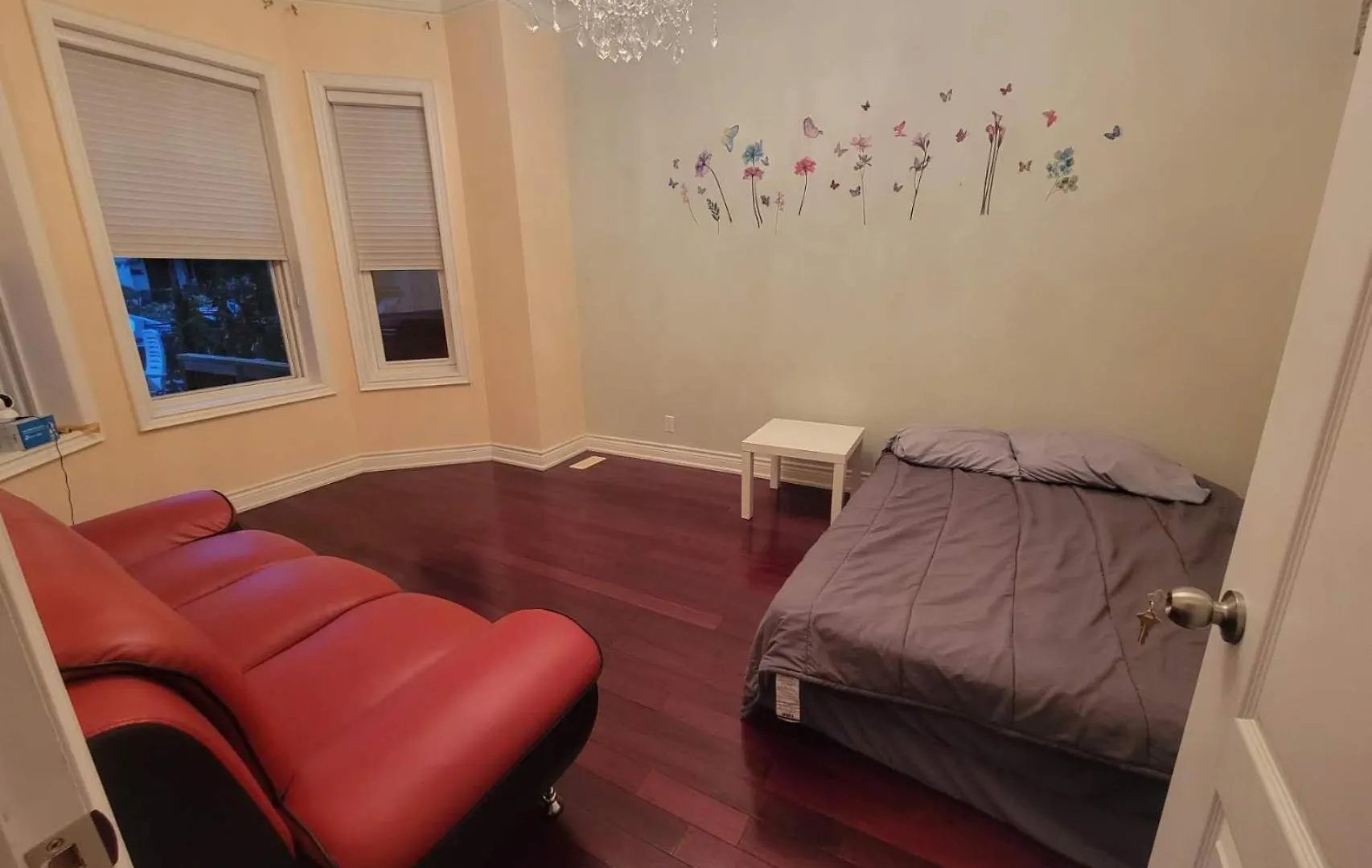 Spacious Gatherings: 4BR Home with Backyard Toronto Canada