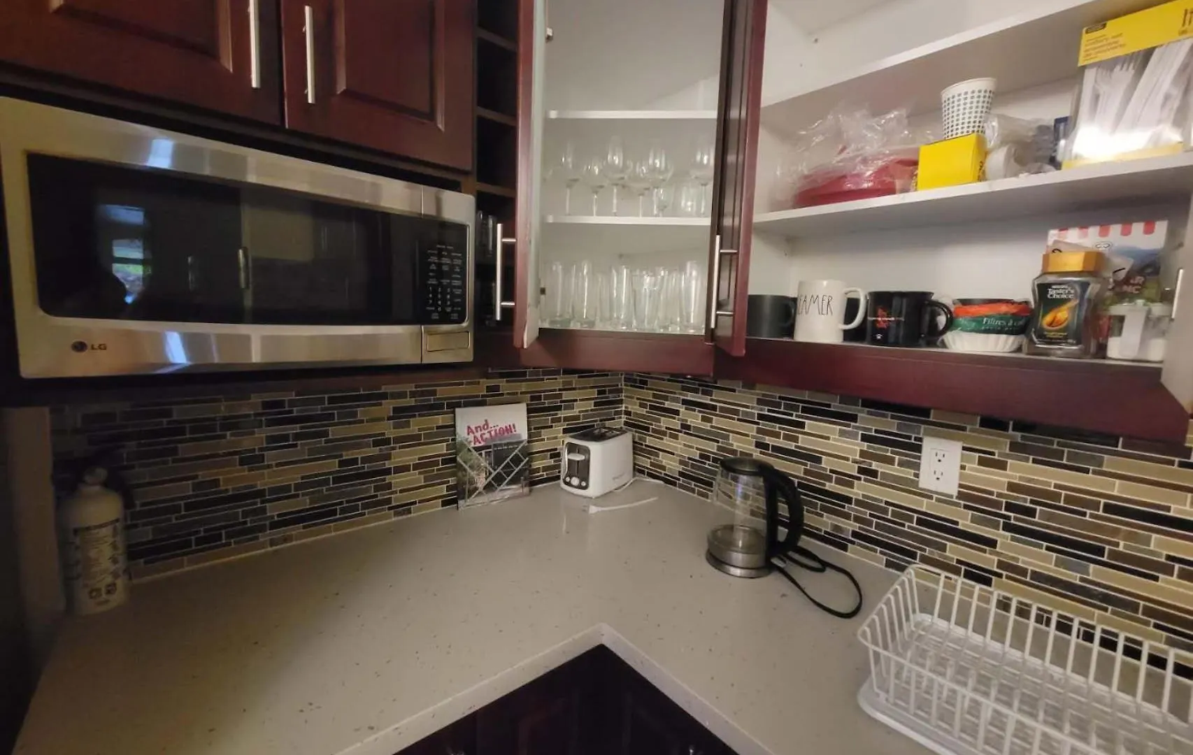 Spacious Gatherings: 4BR Home with Backyard Toronto