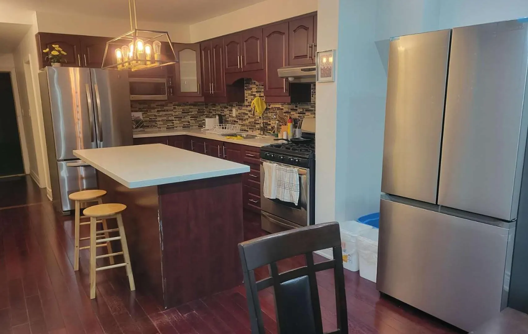 Spacious Gatherings: 4BR Home with Backyard Toronto Holiday home